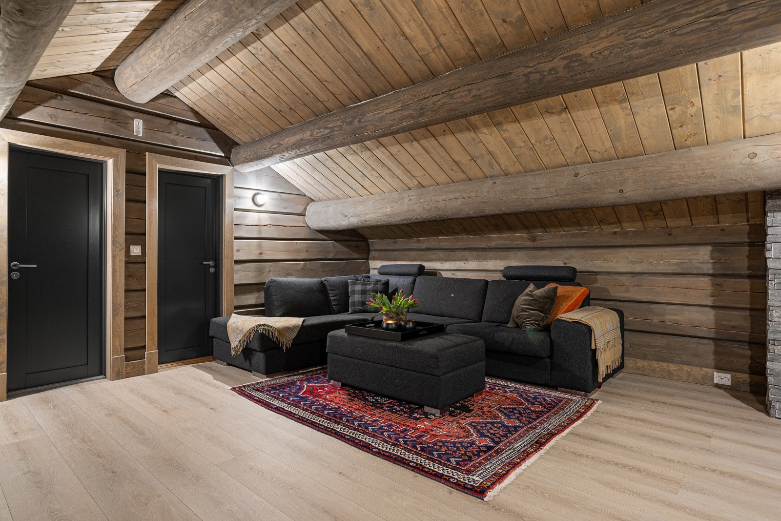 Svært lun og trivelig stue med plass til sofagruppe og opplegg for tv Galleribilde