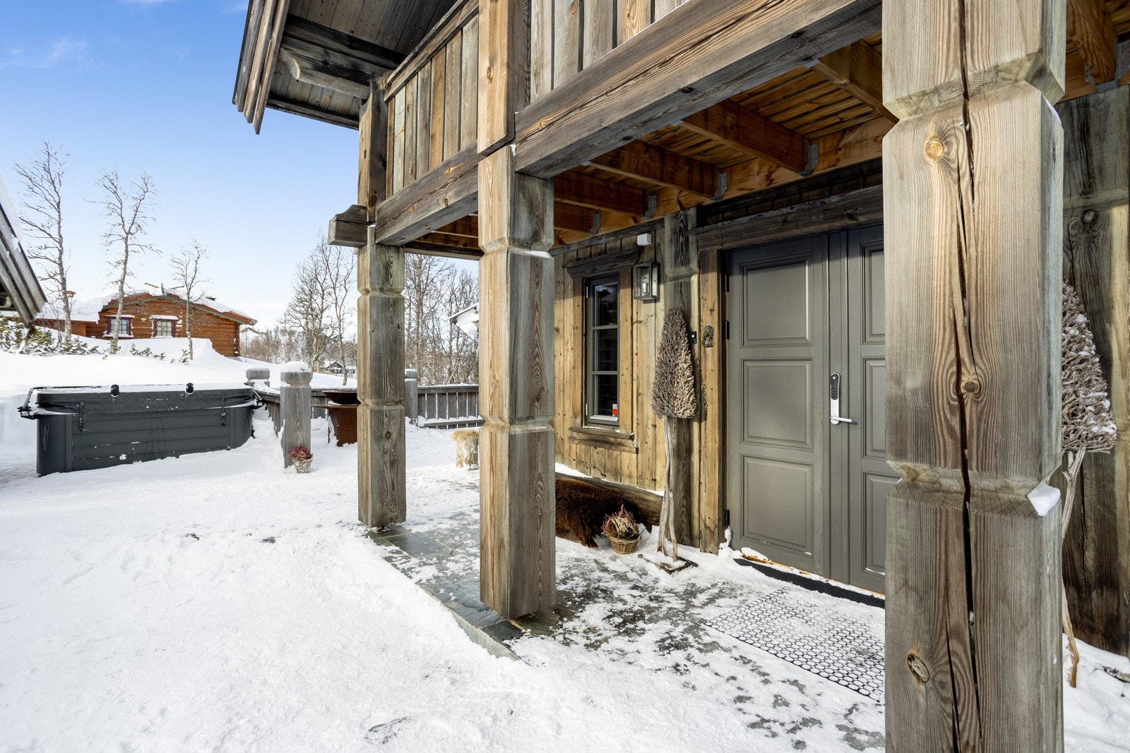 Innbydende inngangsparti med belagt med skifer og overbygd tak. Velkommen inn! Galleribilde