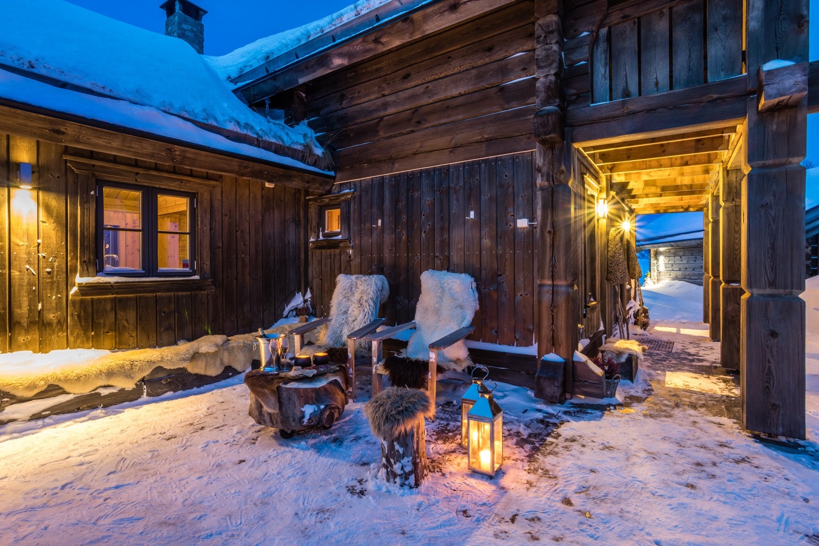 Eiendommen ligger sydvestvendt og har gode solforhold slik at man kan nyte solen i hytteveggen etter dagens aktiviteter Galleribilde