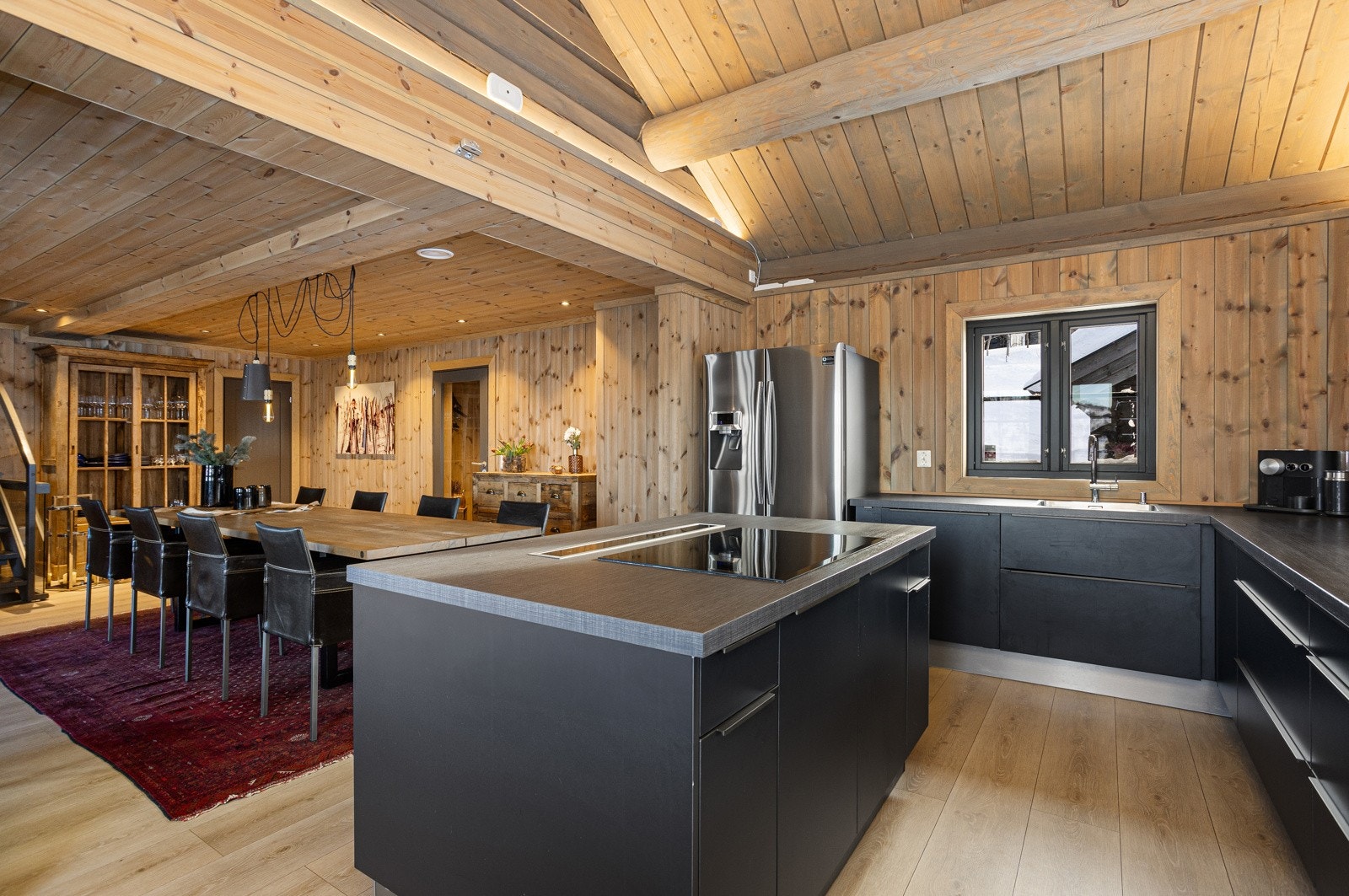 Praktisk og innbydnde kjøkkenøy hvor man kan lage mat mens man deltar i samtalene med gjester/familien rundt spisebordet. Galleribilde