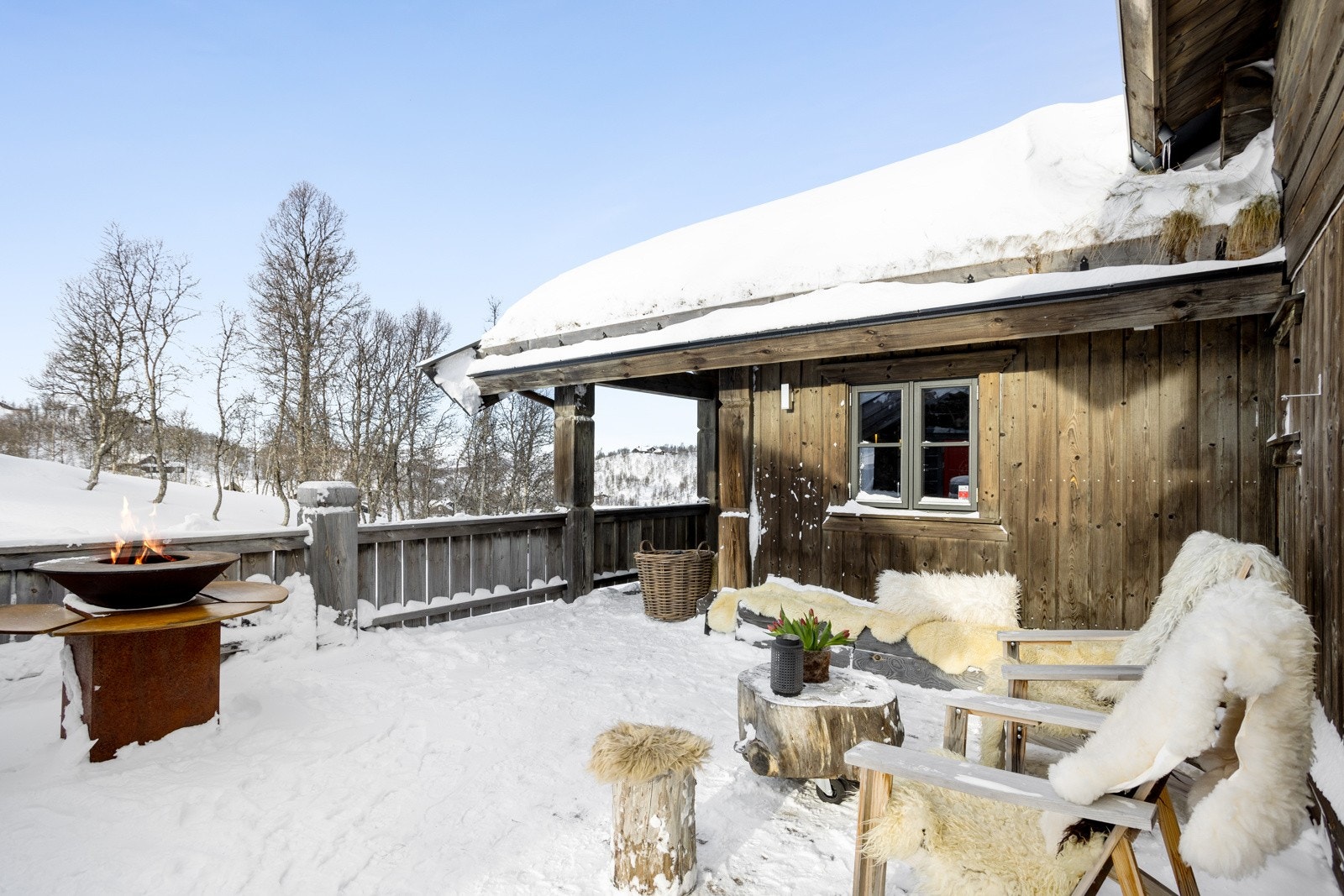 Eiendommen ligger sydvestvendt og har svært gode solforhold slik at man kan nyte solen i hytteveggen fra morgen til kveld hele året Galleribilde