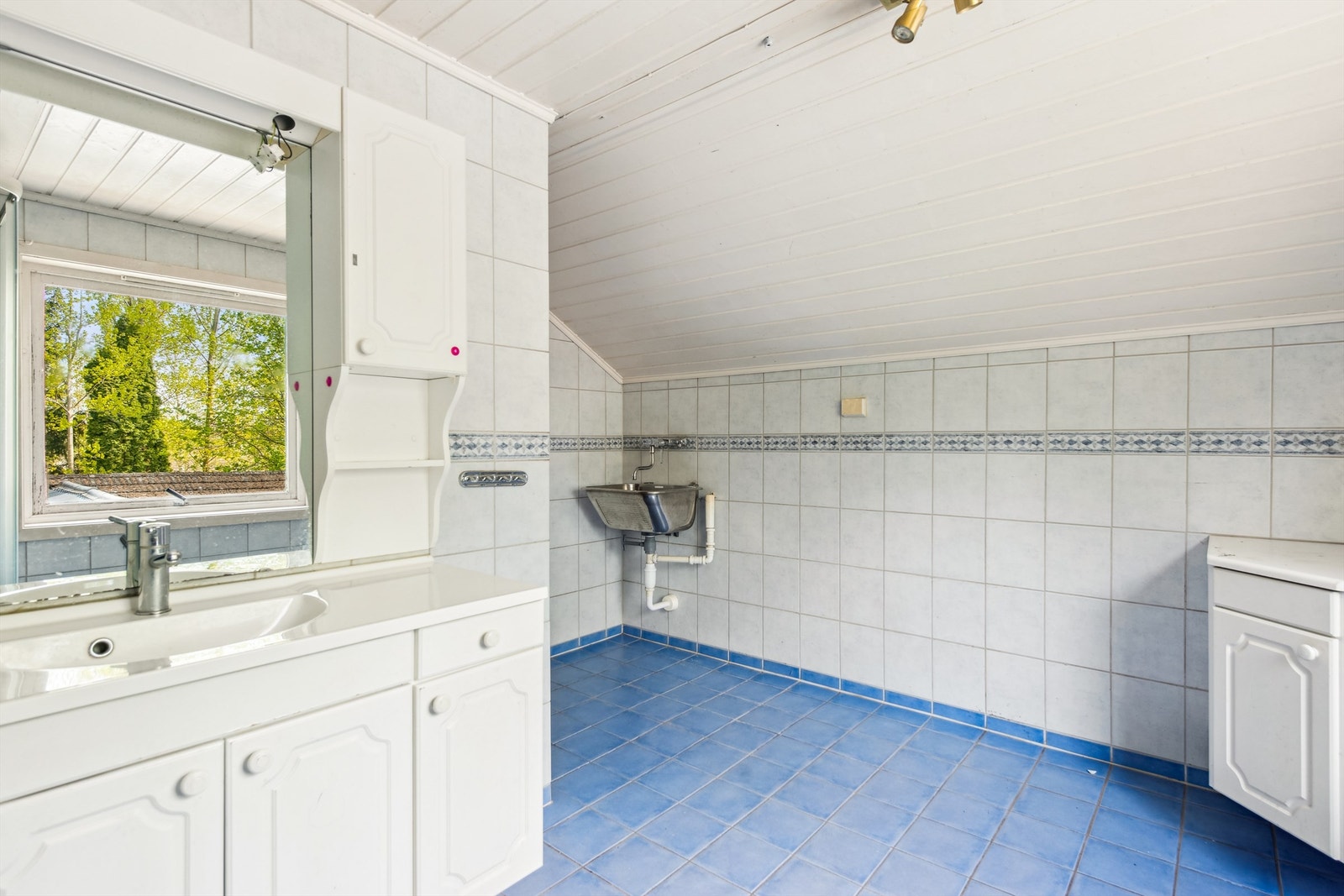 Stort flislagt bad i 2. etasje. Badet har ukjent opprinnelsesår og har enkelte svakheter Galleribilde