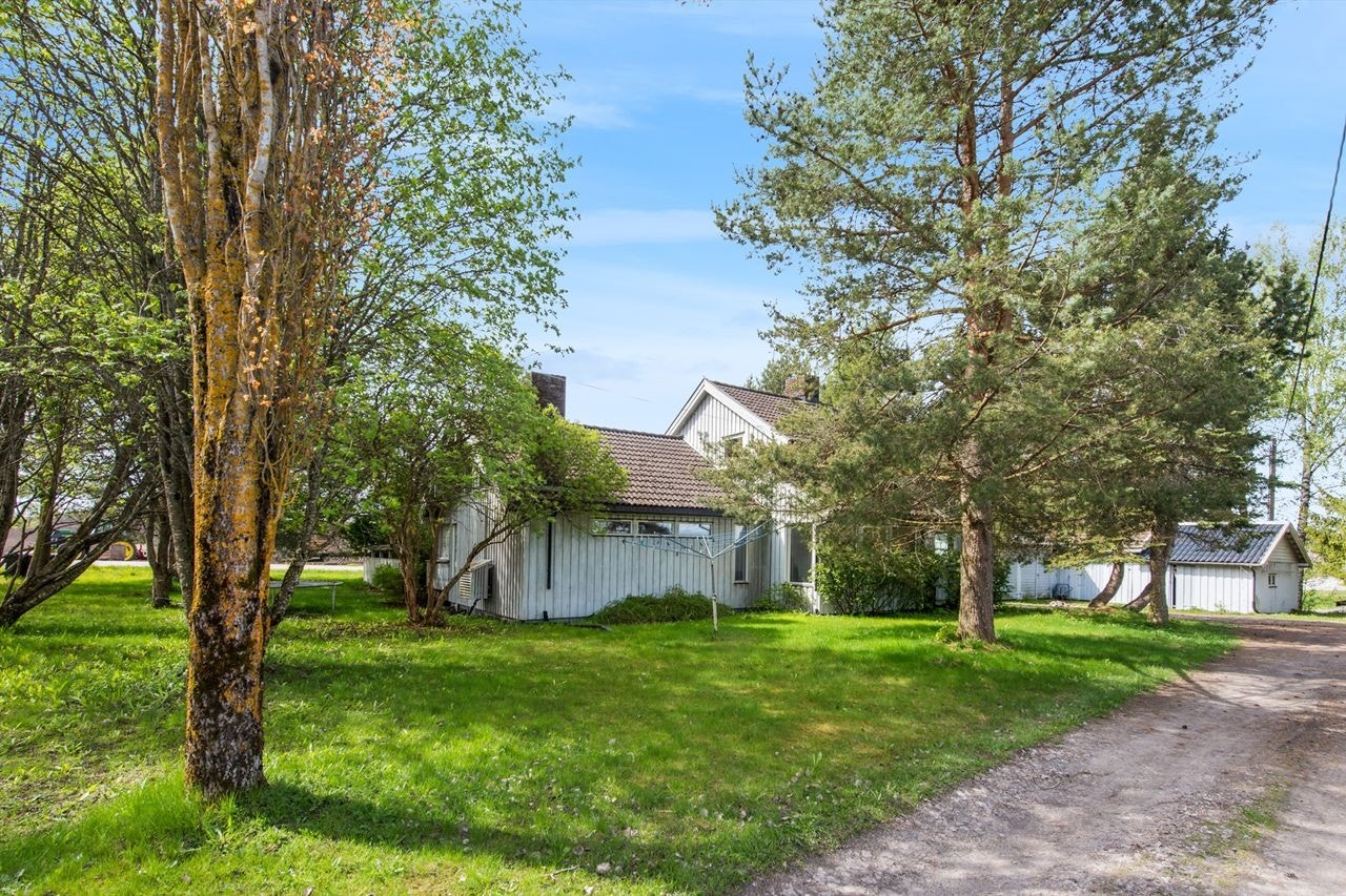 Stor og solrik eiendom i landlige omgivelser. Eiendommen inneholder enebolig og uthus med garasje Galleribilde