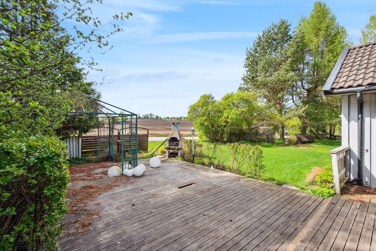 Stor solrik terrasse med noe behov for omsorg/fornyelse Galleribilde