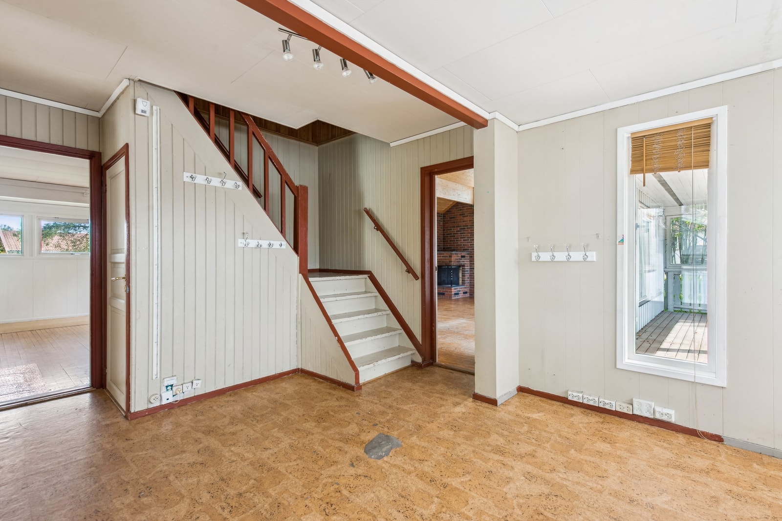 I hallen er det god plass til garderobeløsning for klær og sko Galleribilde