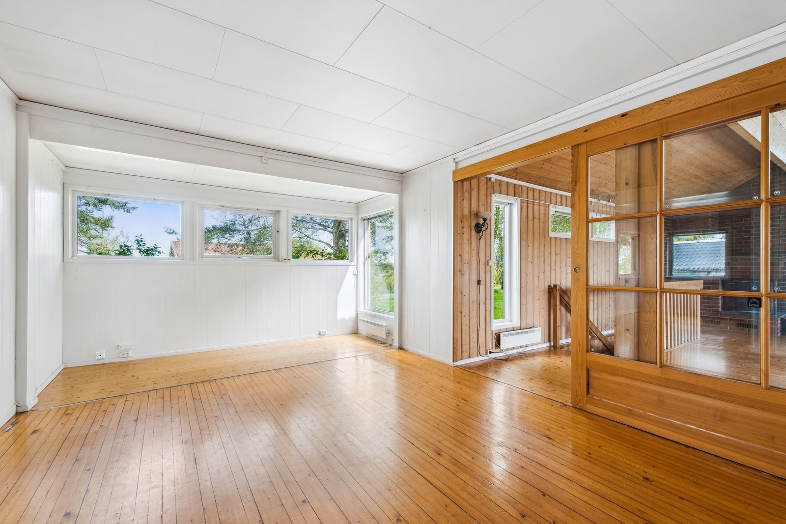 Skyvedør med glass mellom opprinnelig del av stuen og tilbygget del Galleribilde