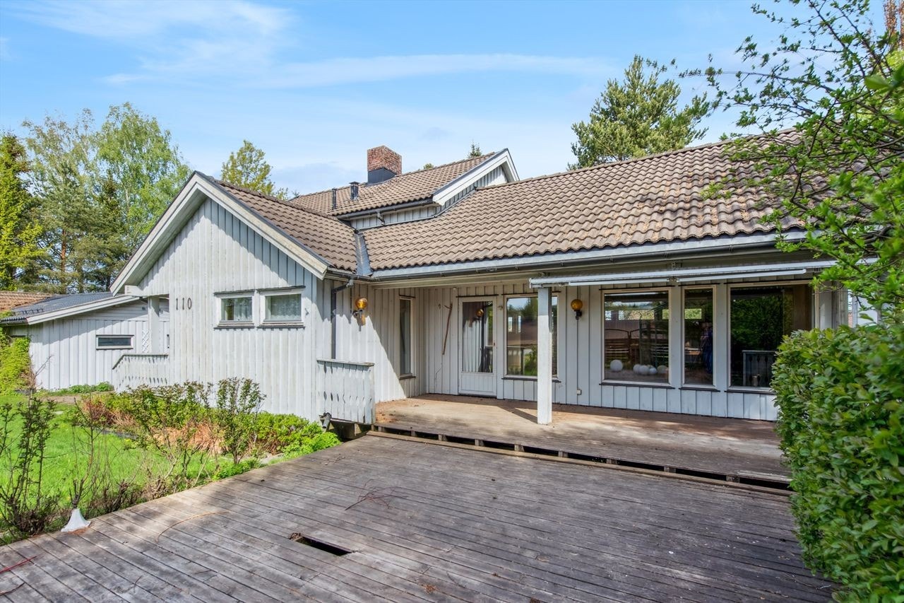 Stor og solrik terrasse som er orientert mot sør/vest. Terrassemarkise Galleribilde