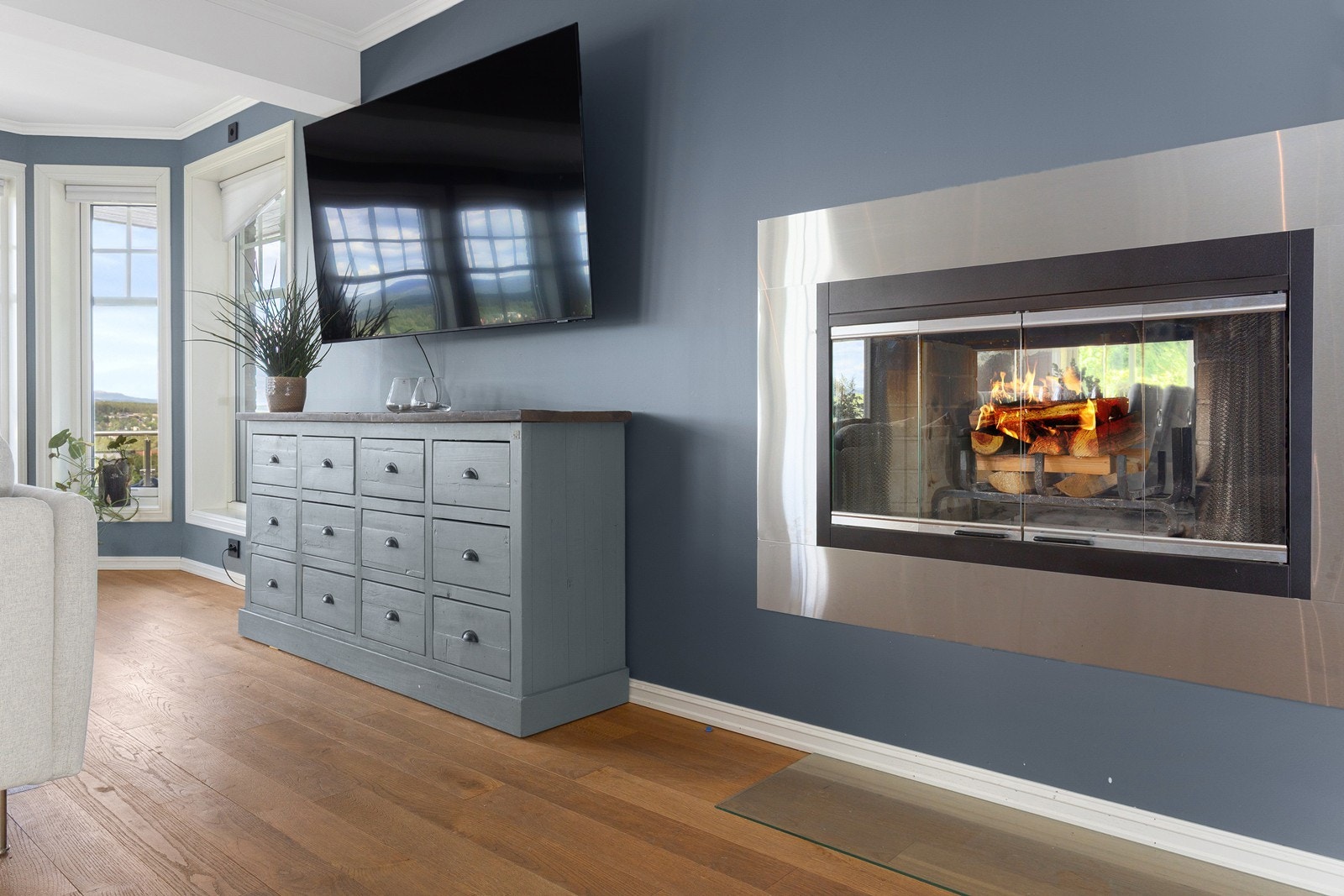 Peisen er gjennomgående og har to sider, noe som skaper en naturlig forbindelse mellom stue og kjøkken. Galleribilde