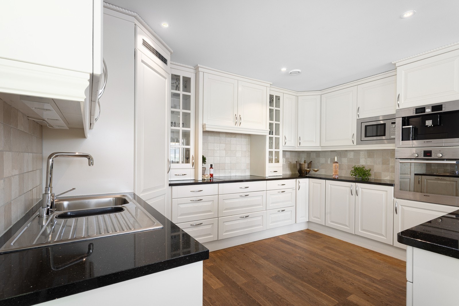 Kjøkkenet er utstyrt med integrerte hvitevarer som stekeovn, kaffemaskin, oppvaskmaskin, mikrobølgeovn, platetopp og kjølehjørne. Galleribilde