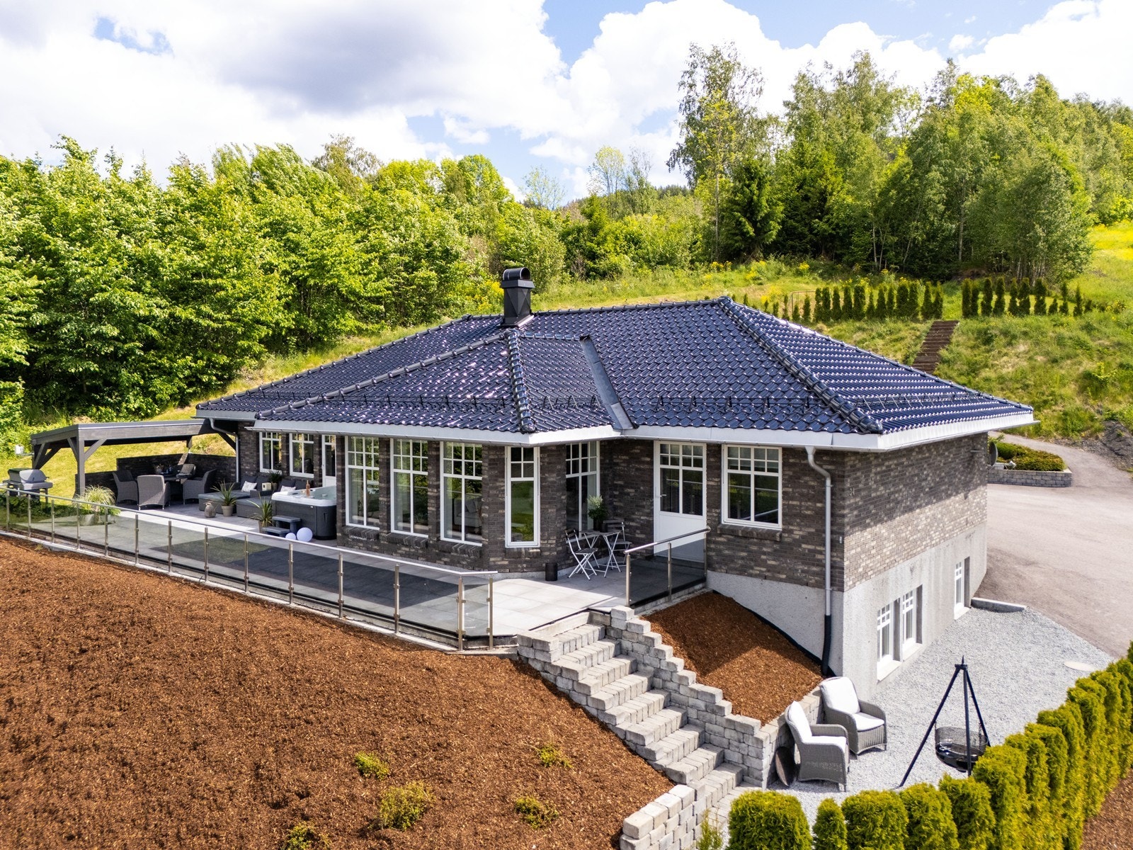 Boligen er oppført i 2013 med gjennomgående høy byggekvalitet, og er tilnærmet vedlikeholdsfri. Galleribilde