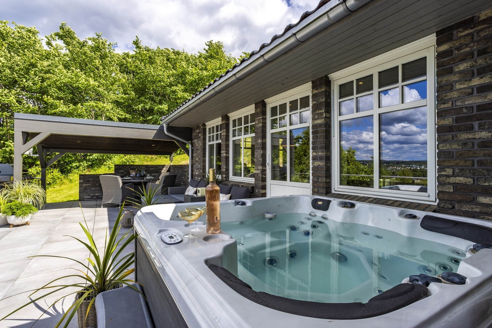 På terrassen er det en jacuzzi som sørger for det lille ekstra av komfort og velvære. Galleribilde