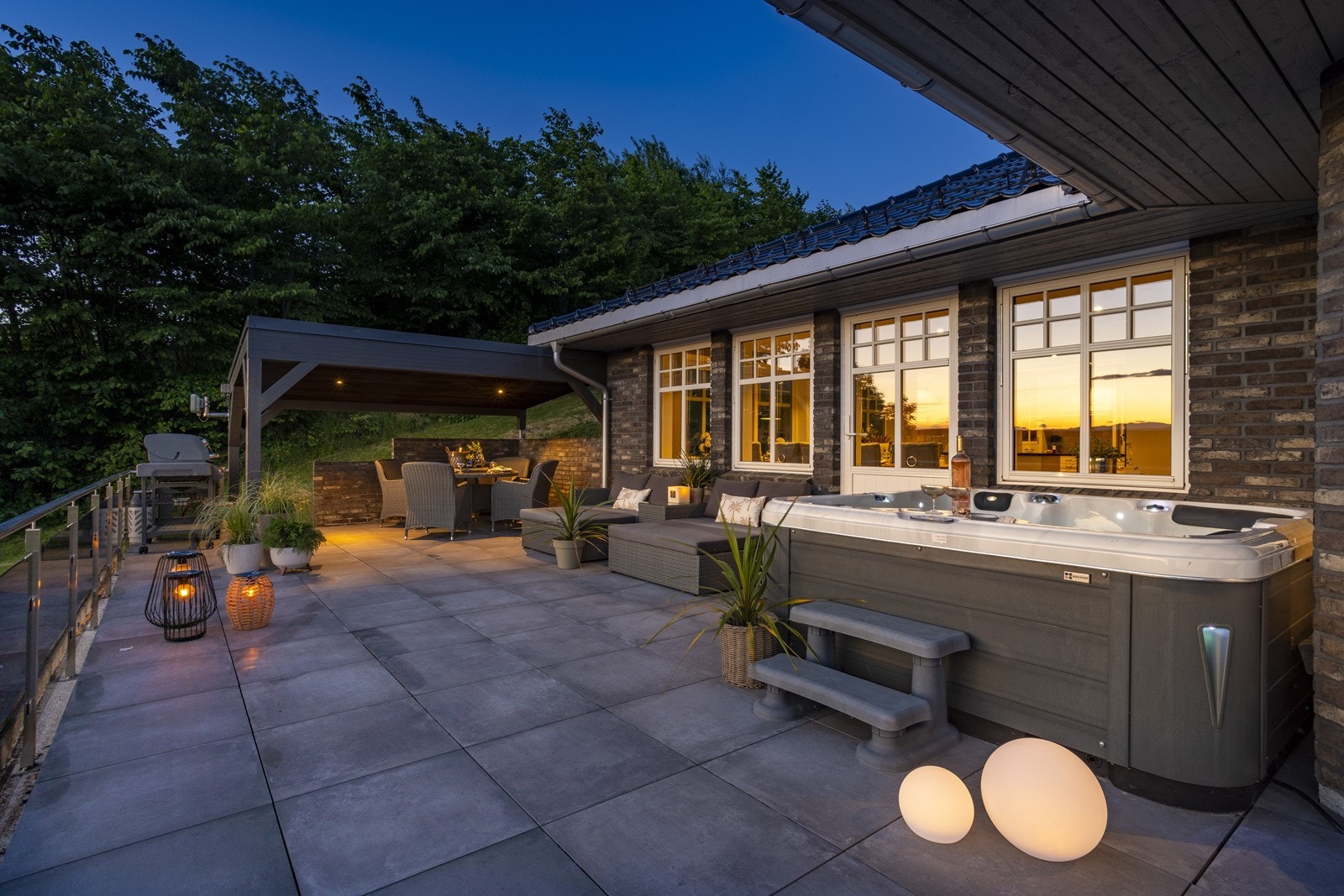 Eiendommen byr på et gjennomført og innbydende uteområde. Galleribilde