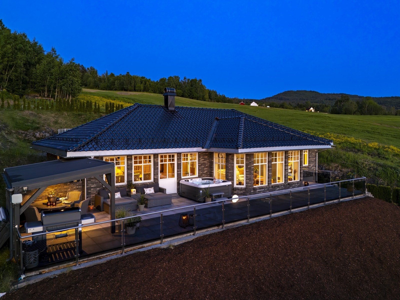 Dette er boligen for deg som ønsker en romslig, moderne og vedlikeholdsfri bolig med flott utsikt og fine uteområder. Galleribilde