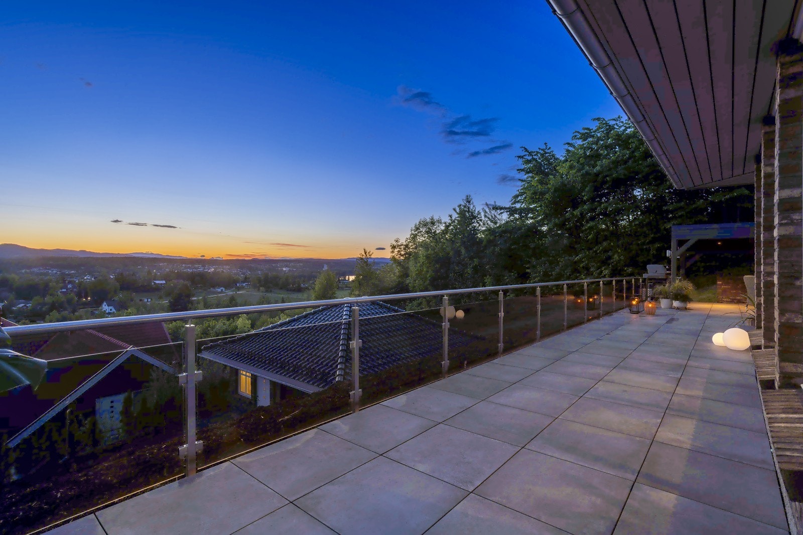 Her nyter du svært gode solforhold hele dagen, helt til solen går ned, og utsikten gir en ekstra dimensjon til uteplassen. Galleribilde