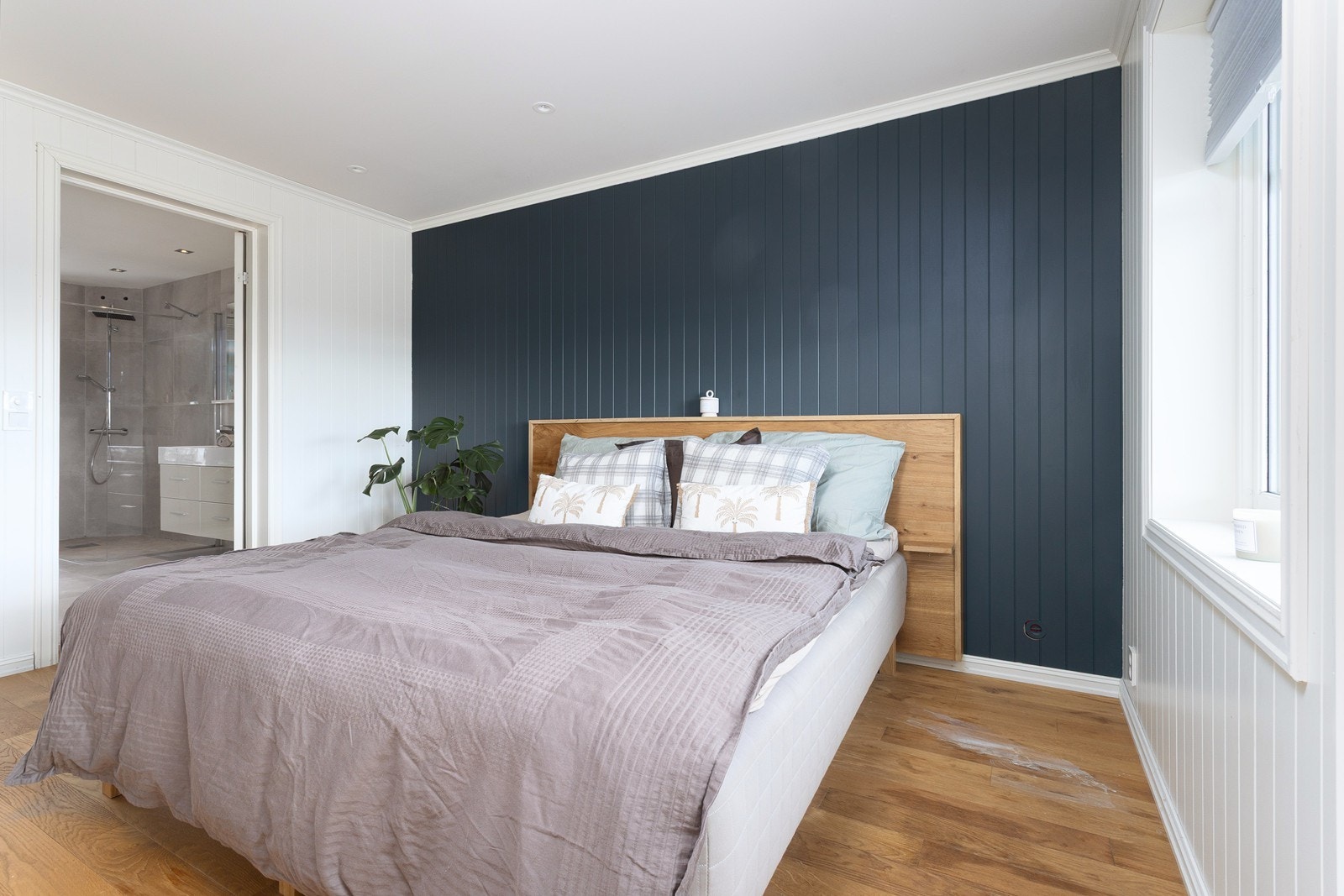 Hovedsoverommet har også egen utgang til uteplassen, samt direkte adkomst til bad. Galleribilde