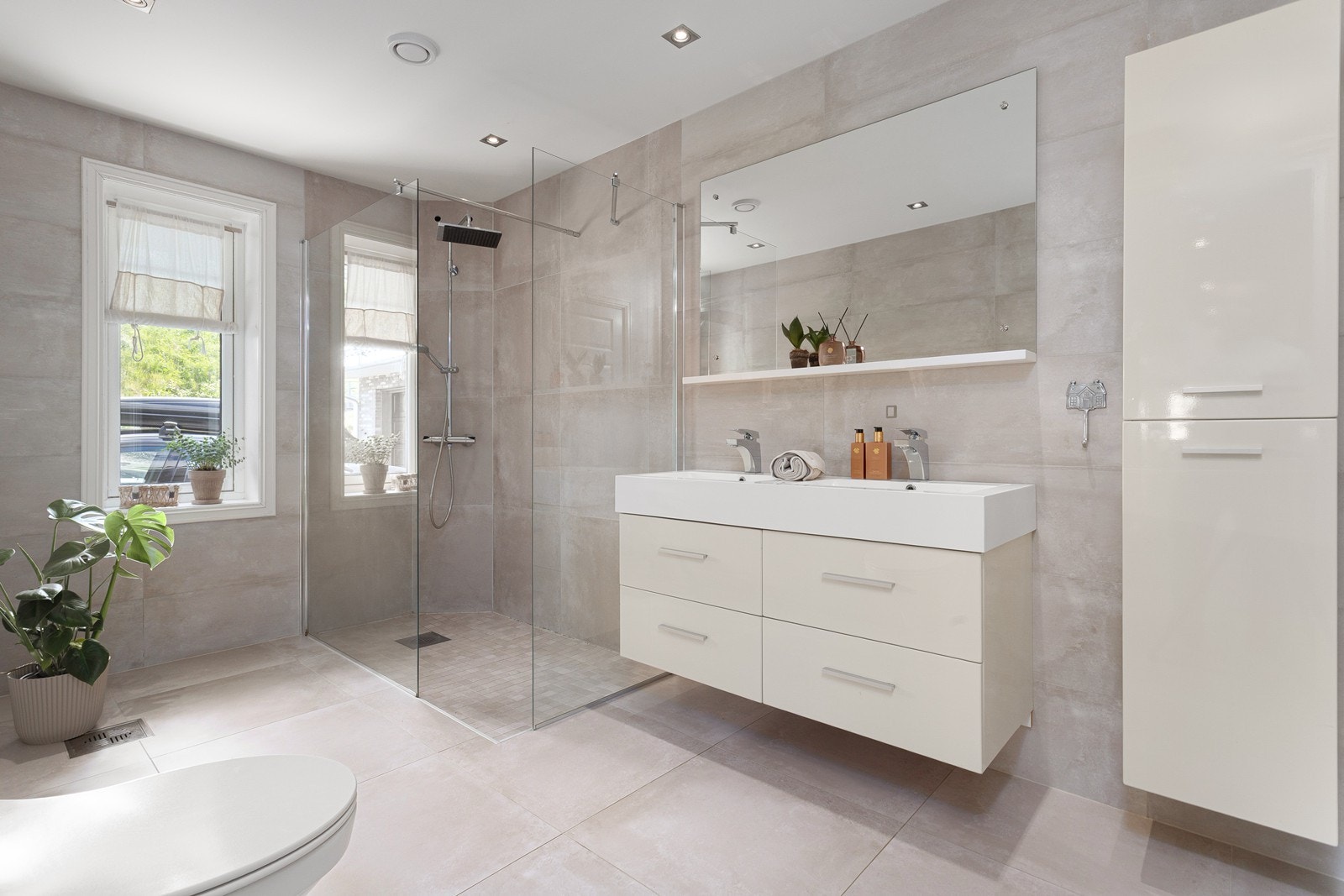 Boligen har to lyse og stilrene bad, ett i hver etasje, begge flislagt for et moderne uttrykk. Galleribilde