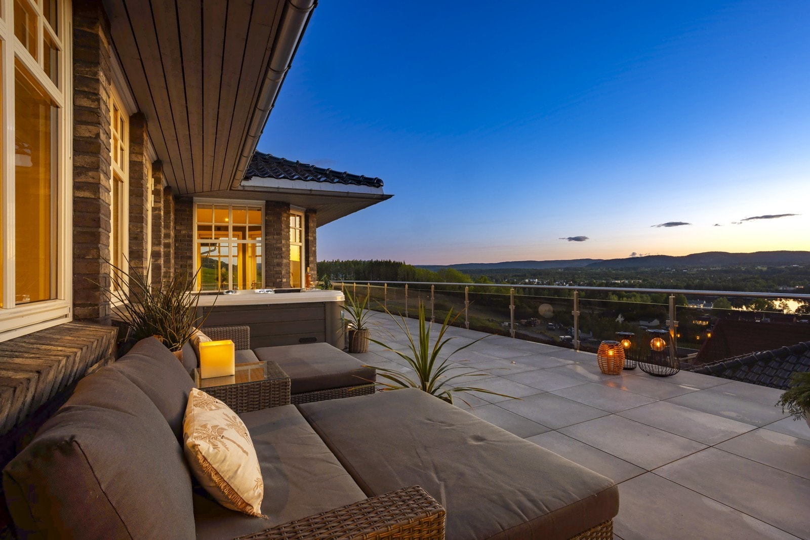 Denne unike og solrike eiendommen ligger tilbaketrukket i en rolig blindvei, og byr på en spektakulær utsikt over vakre Bergsjø. Galleribilde