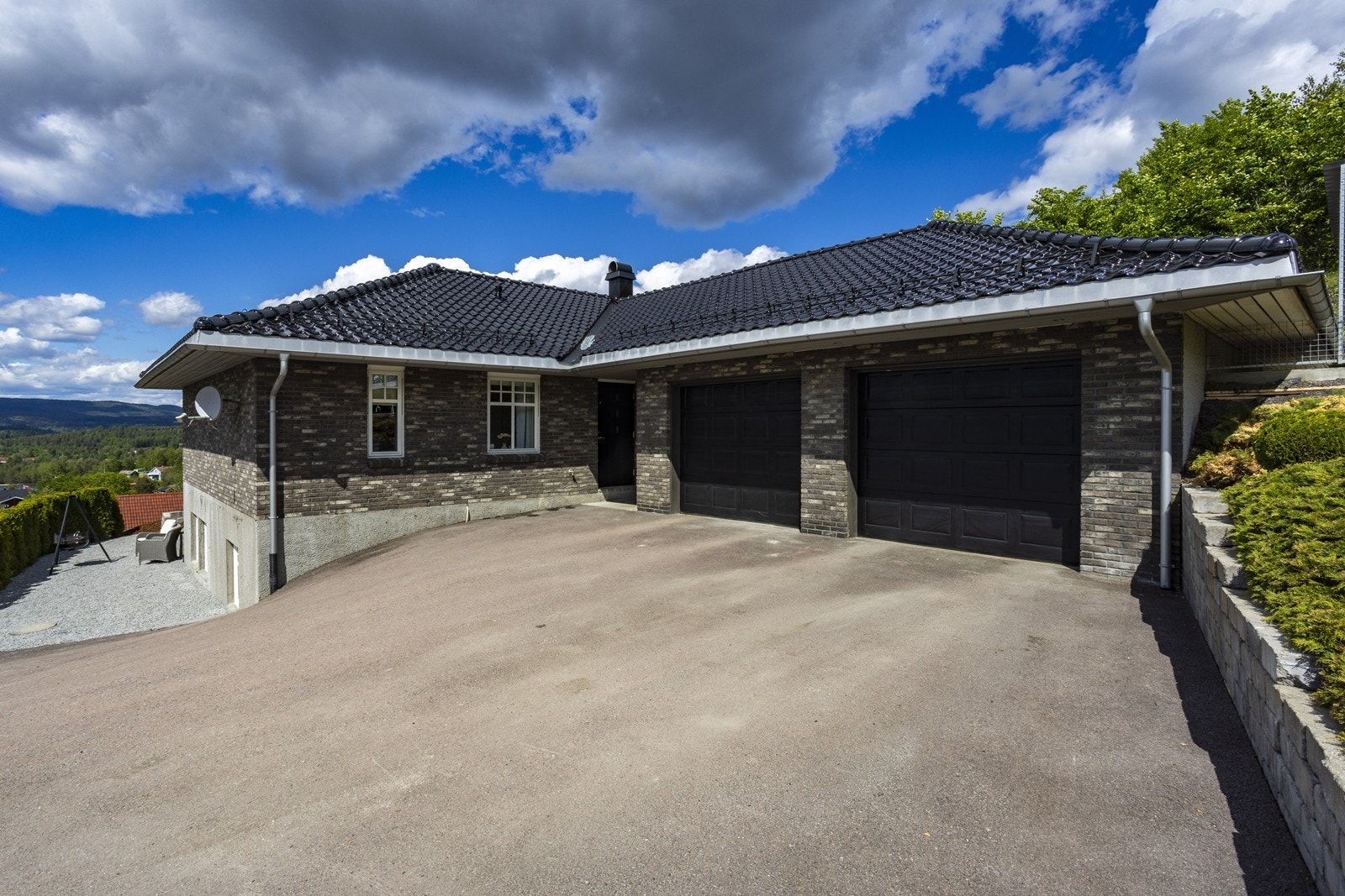 Det er rikelig med parkeringsmuligheter med hele tre garasjeplasser og god plass i asfaltert gårdsplass. Galleribilde