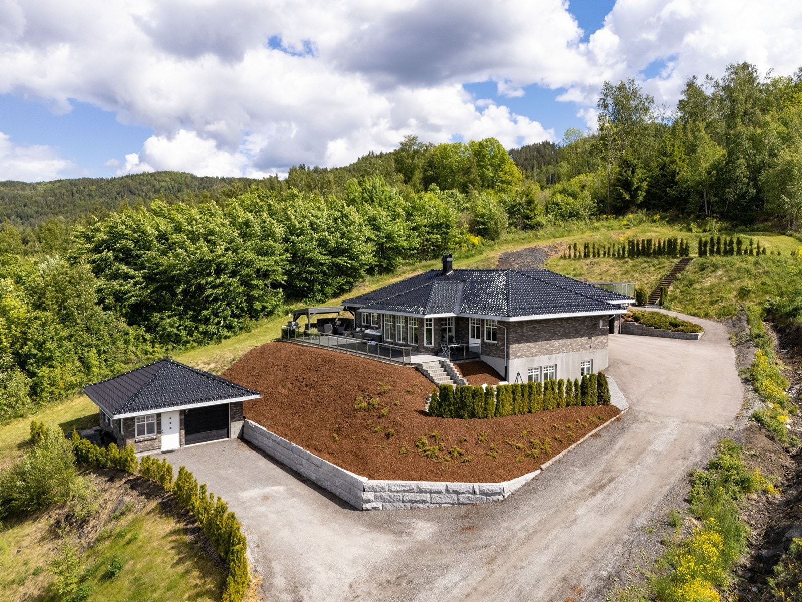 Innholdsrik bolig over to plan - integrert dobbelgarasje - frittliggende garasjebygg Galleribilde