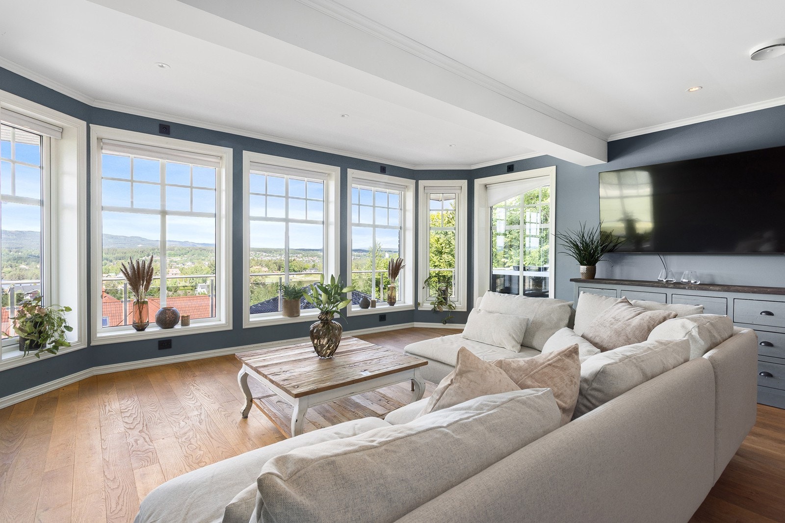 De store vindusflatene rammer også inn den fantastiske utsikten. Galleribilde