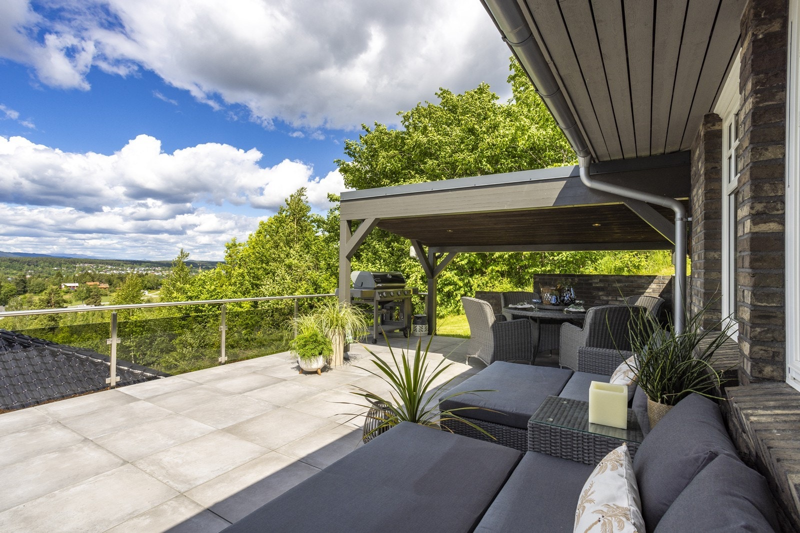 Den store plattingen har god plass til flere soner, og inkluderer en hyggelig pergola med skjermet sittegruppe - perfekt for rolige kvelder eller sosiale sammenkomster. Galleribilde