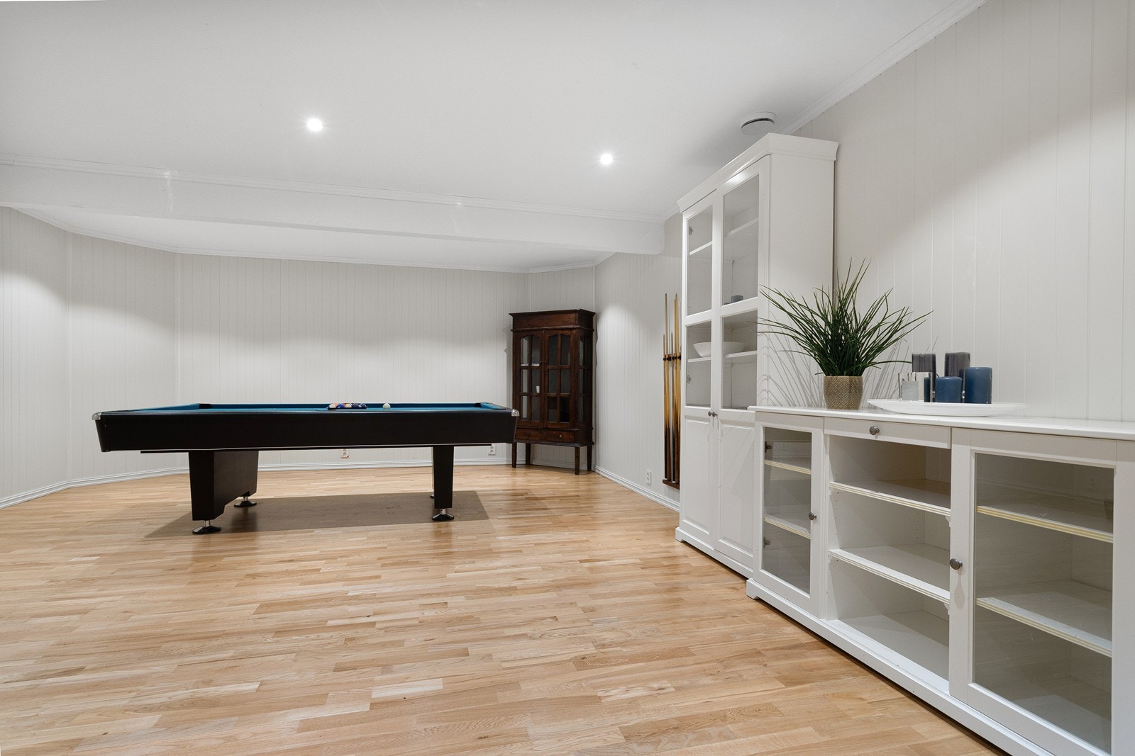 Rommet har lekre overflater og downlights i taket, som skaper en hyggelig atmosfære. Galleribilde