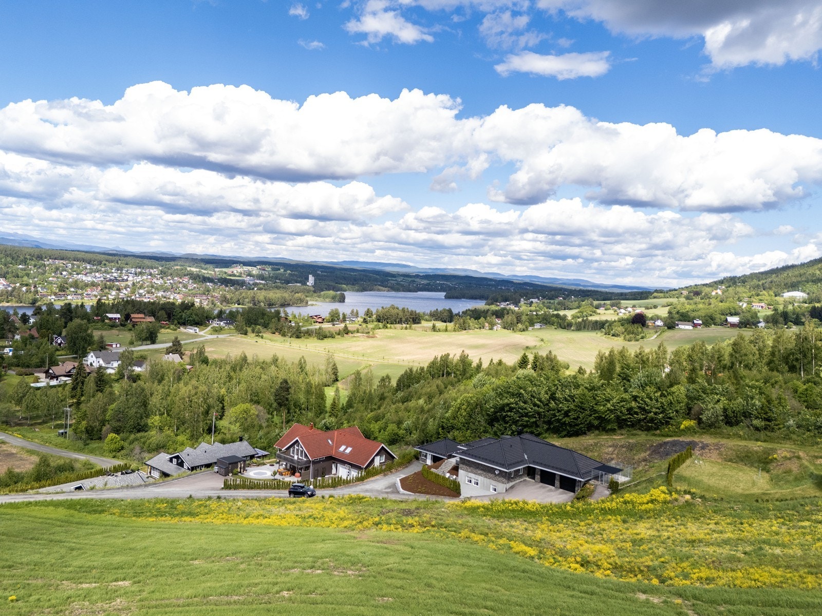Det er kort vei til Vikersund sentrum, som tilbyr et bredt servicetilbud med butikker, vinmonopol, apotek, bank, lege, skole og kulturhus. Galleribilde