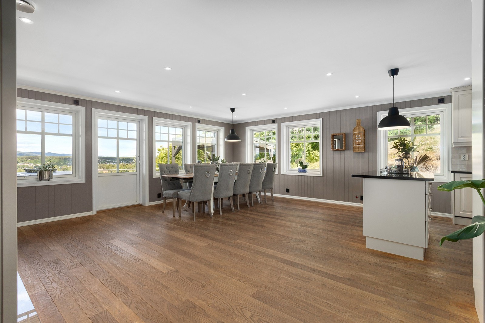 Videre finner man et lyst og romslig allrom med imponerende utsikt - et innbydende rom med plass for hyggelige sammenkomster. Galleribilde