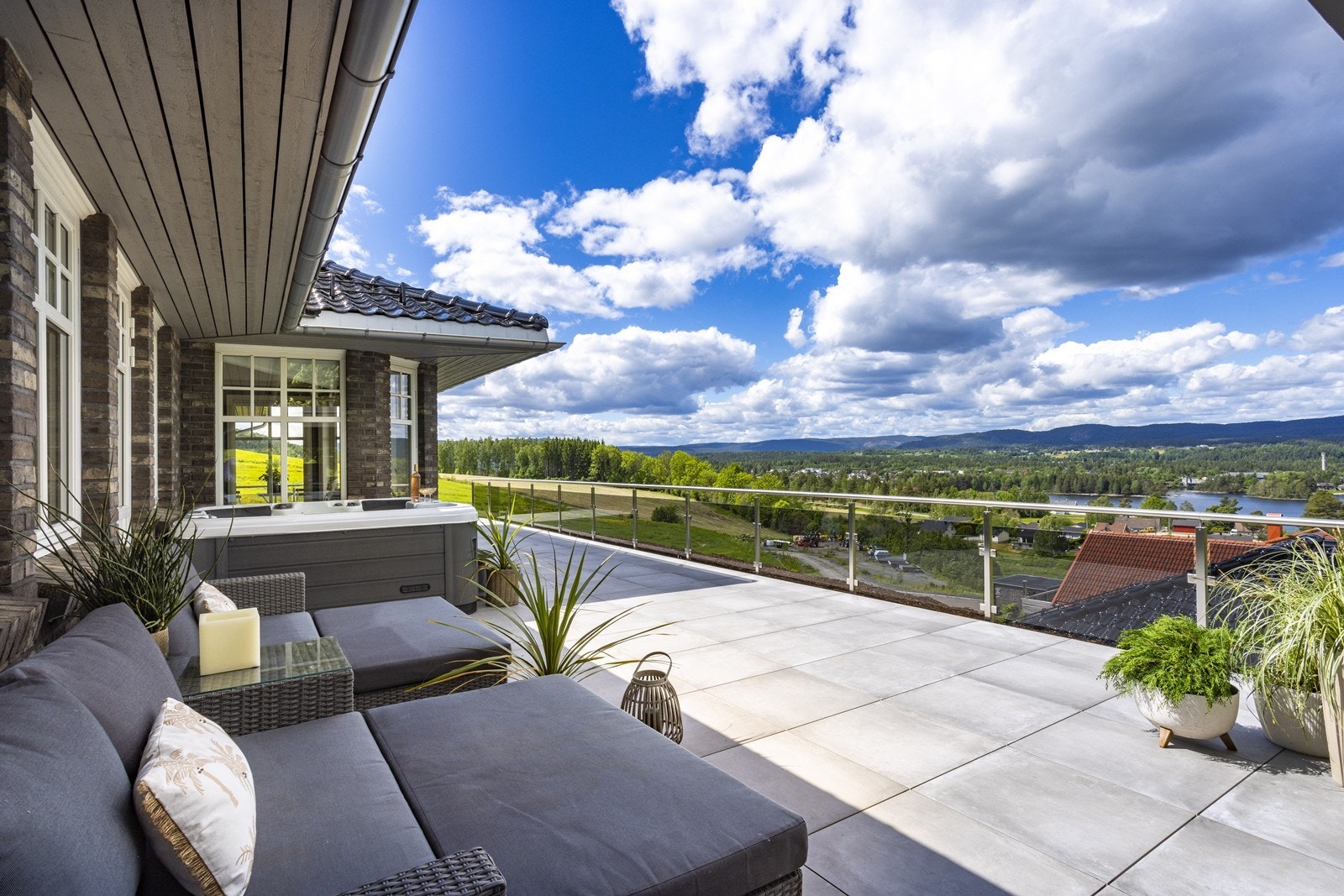 Fra kjøkkenet er det også direkte utgang til den flotte uteplassen. Galleribilde