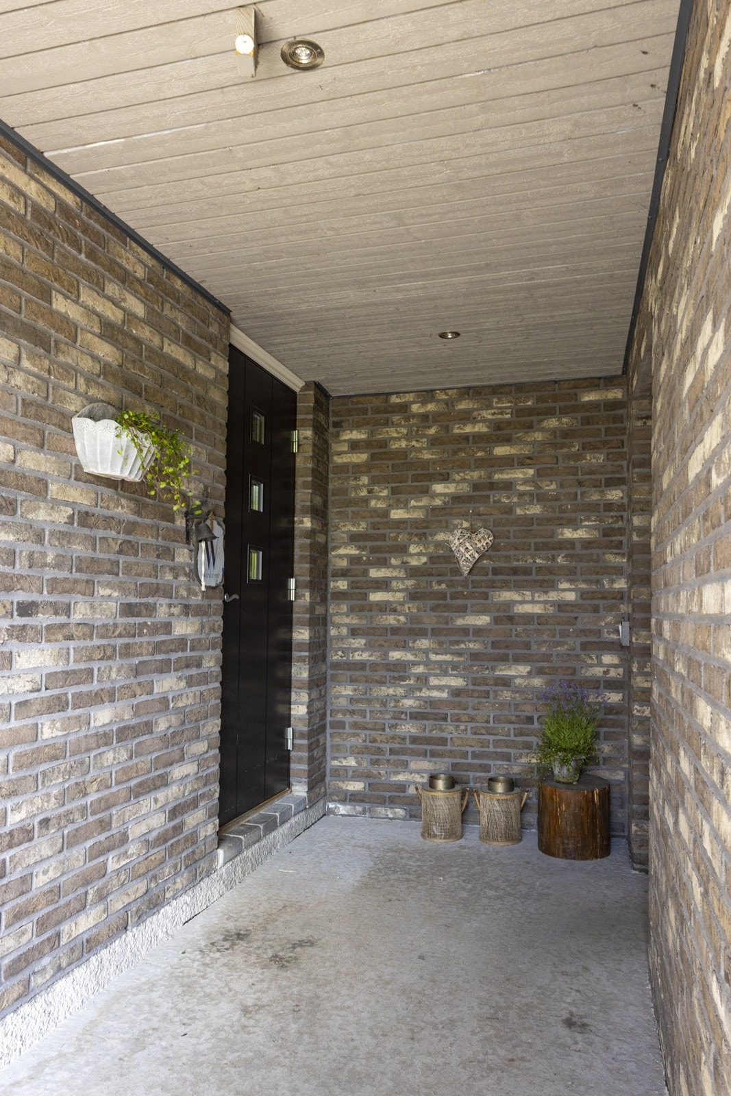 Det hyggelig inngangspartier er overbygget, og har inngang til både boligen og dobbelgarasjen. Galleribilde