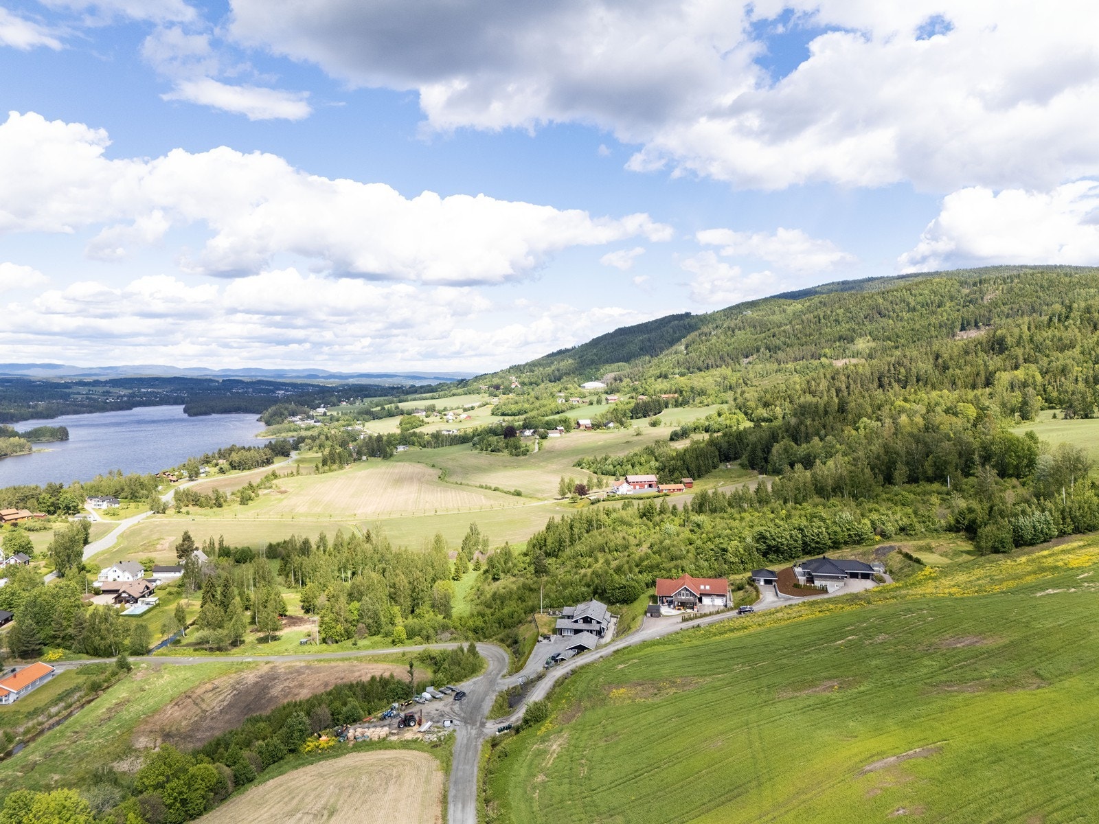 Eiendommen er på hele 1,6 mål og byr på god boltreplass både inne og ute - perfekt for deg som ønsker en stor og innholdsrik familiebolig. Galleribilde