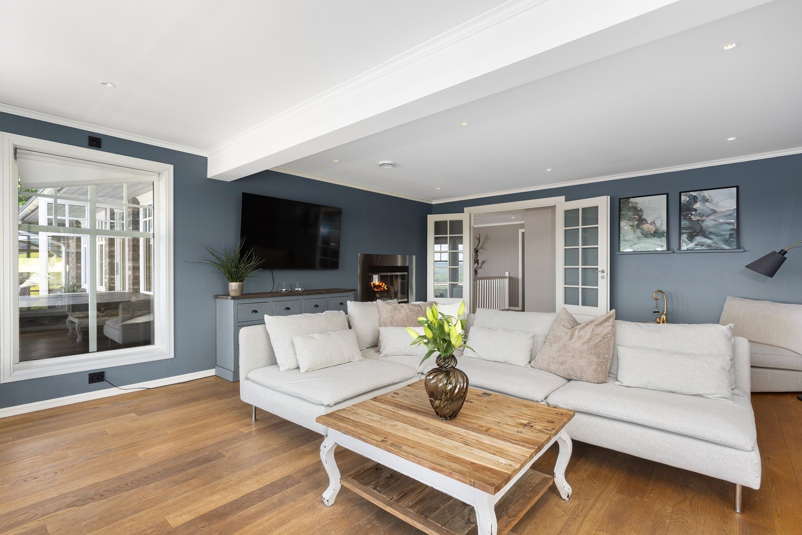 Her er det god plass til en romslig sofa og fleksibel møblering, med doble fløydører i glass som gir en åpen og luftig romfølelse. Galleribilde