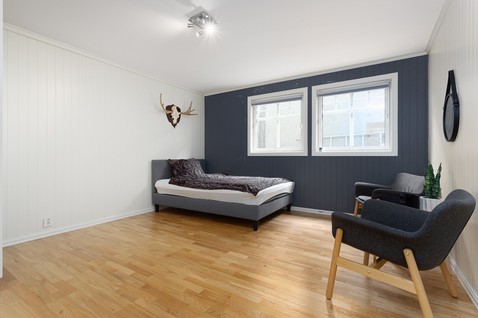 I tillegg finnes et rom i underetasjen som i dag brukes som soverom, men som opprinnelig er godkjent som bod. Dette rommet er ikke bruksendret og dermed ikke godkjent for varig opphold. Galleribilde