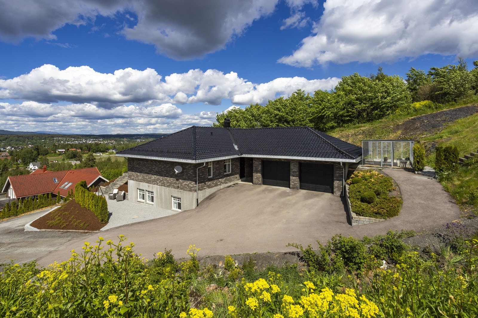 Dette er den ideelle boligen for de som søker et rolig, naturnært miljø med nærhet til fasiliteter og aktiviteter. Galleribilde