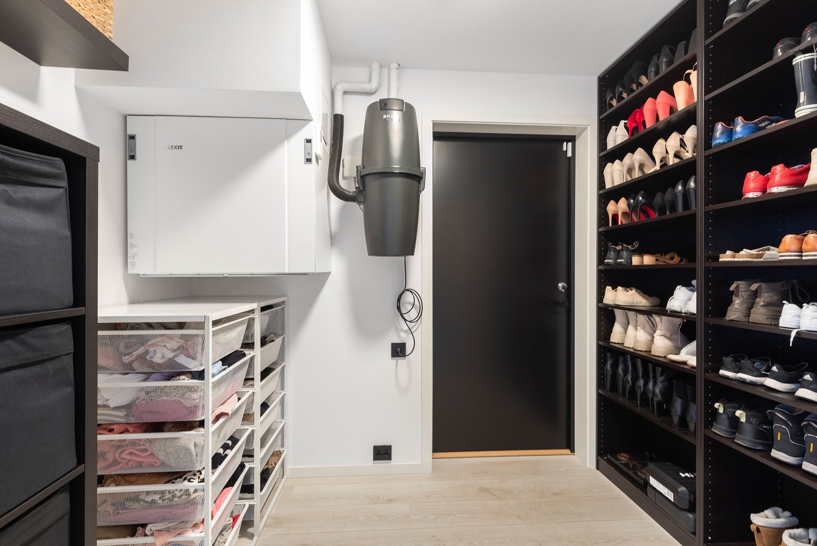 Bod/ teknisk rom med utgang til hage/ utestue. Galleribilde