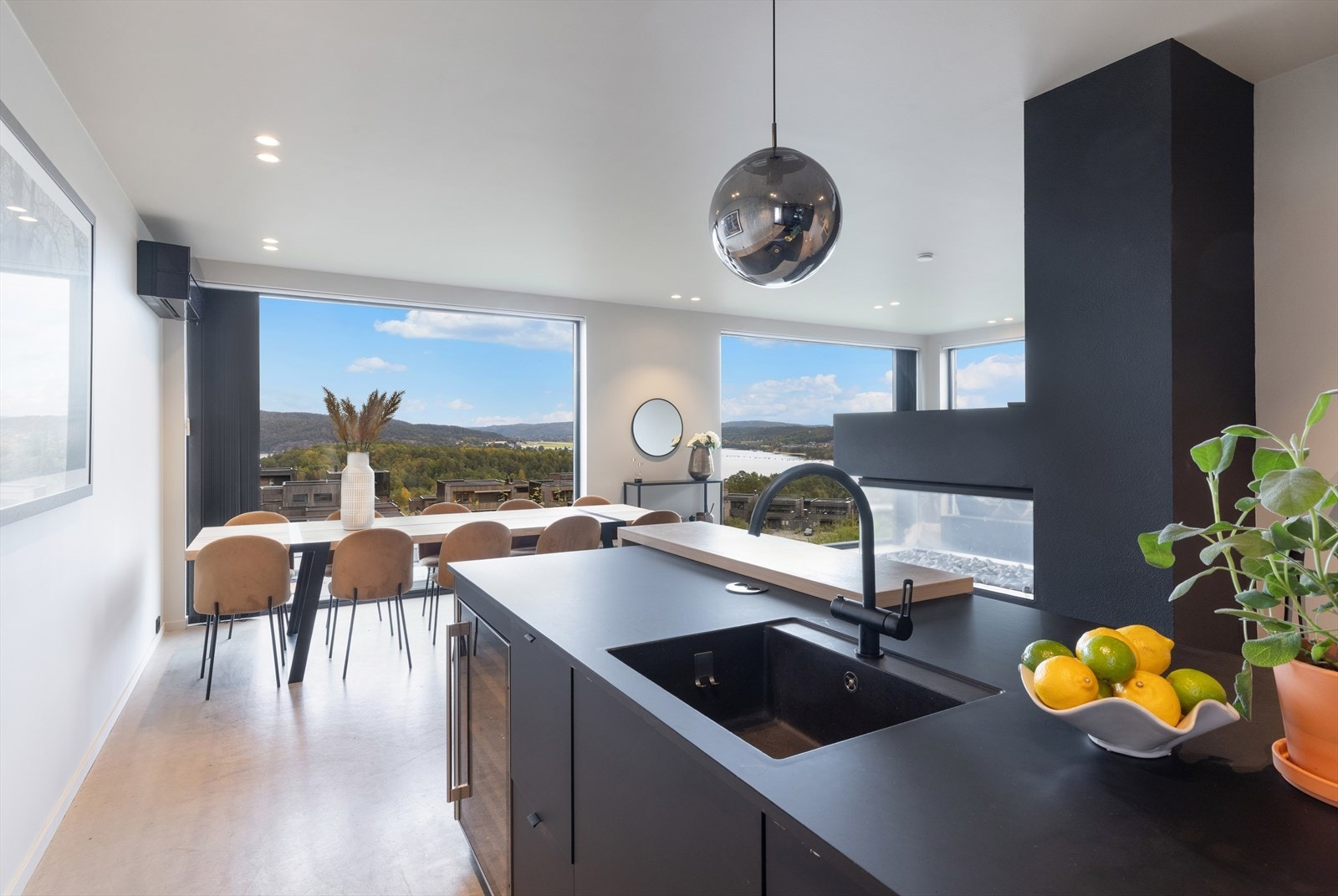 Boligens hovedrom. Ett stort allrom med god plass til spisebord samt sofagruppe med tilhørende møblement. Galleribilde