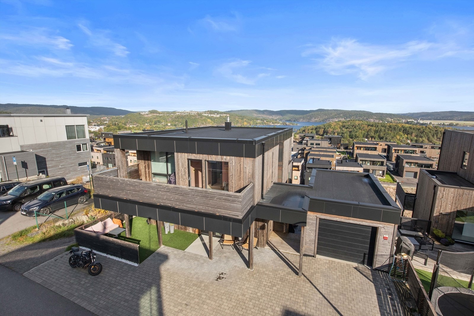 En romslig enebolig over tre etasjer med solrike uteplasser beliggende hyggelig til i et familiært boligområde på Justneshalvøya. Galleribilde