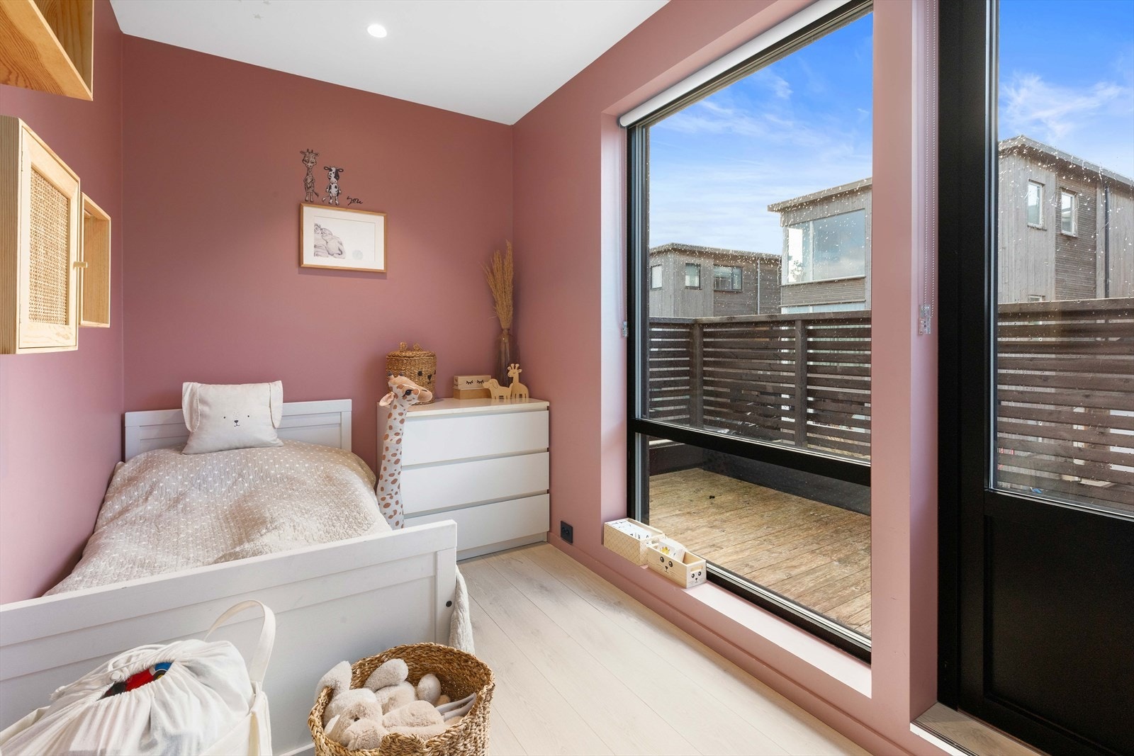 Soverom II passer utmerket som barnerom/ gjesterom. Også dette rommet har utgang til terrasse. Galleribilde