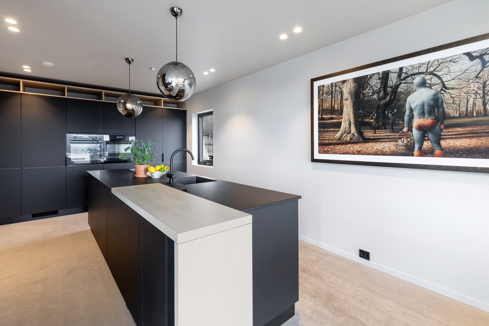 Kjøkkenet er levert fra Kvik og har integrerte hvitevarer som følger boligen. Galleribilde