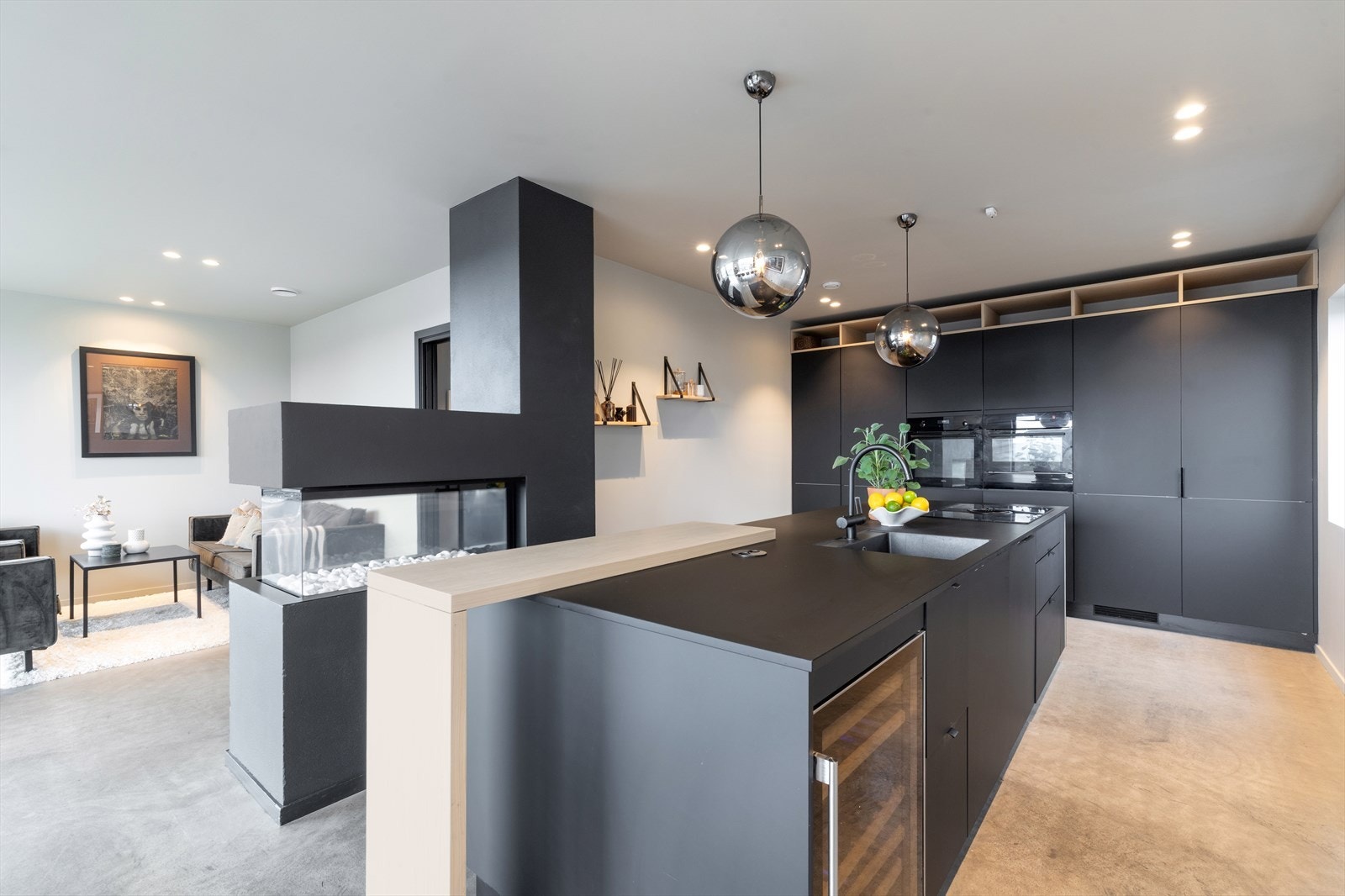 På kjøkkenet er det lagt til rette for matlaging i en sosial løsning mot spisebordet. Galleribilde