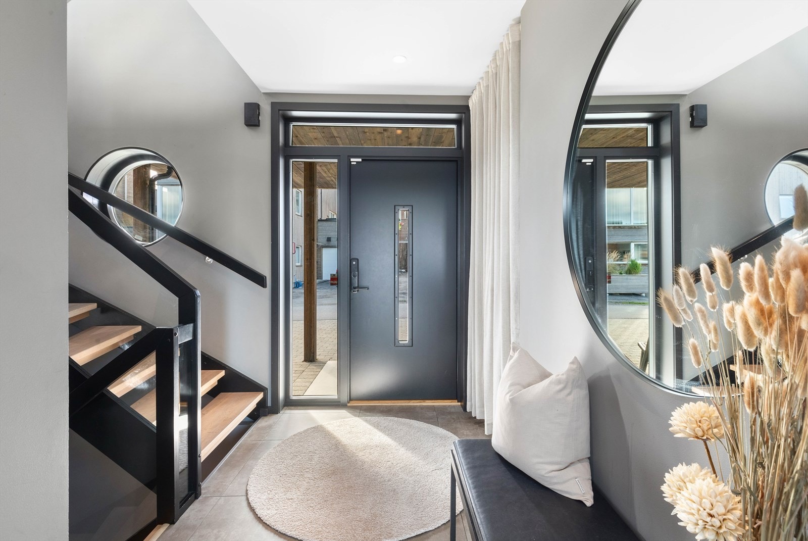 Inngangsparti med romslig garderobeløsning Galleribilde