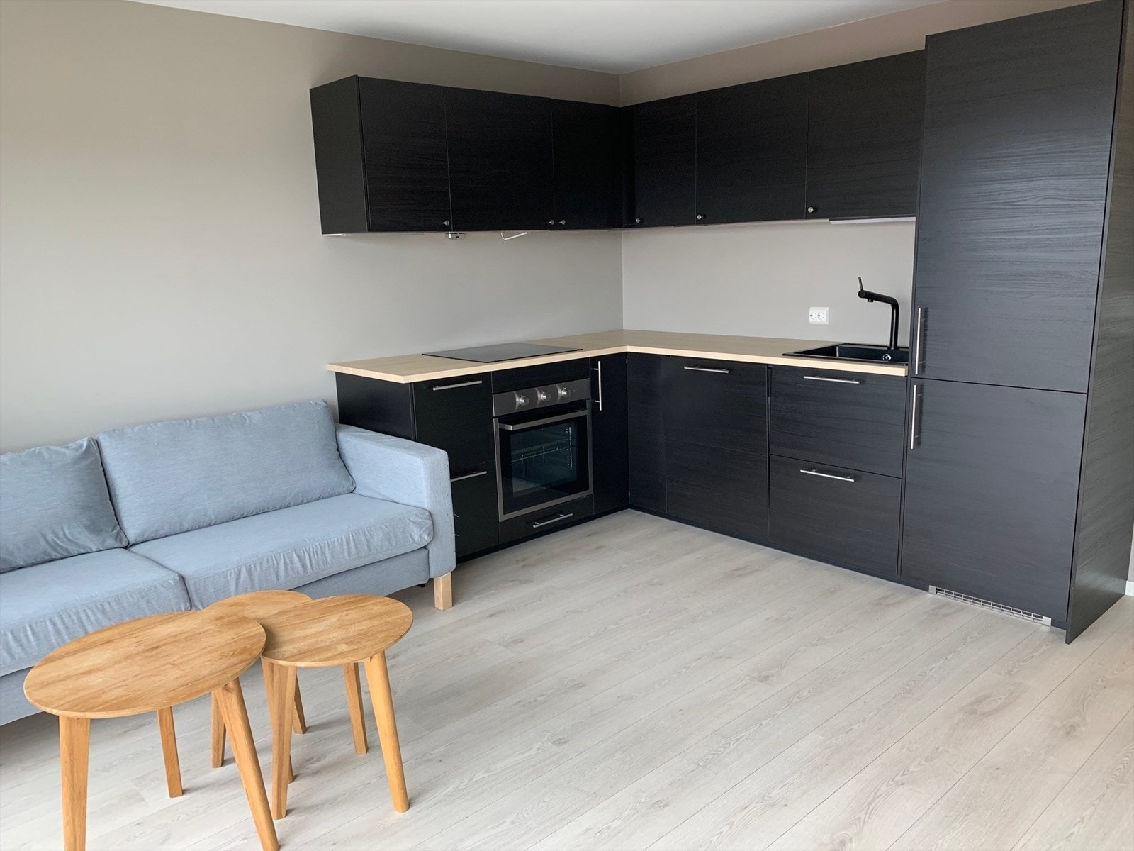 Hybelen har eget inngangsparti og inneholder et romslig soverom, flislagt baderom med opplegg for vaskemaskin samt stue/ kjøkken. Nydelig utsikt fra hybelen. Galleribilde