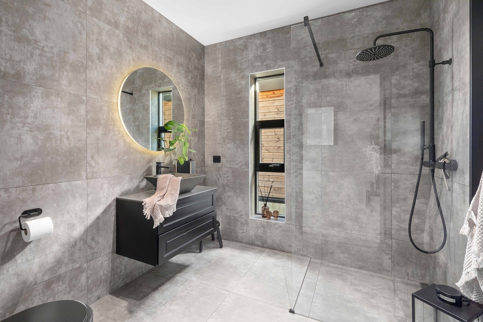 Lekkert flislagt baderom med varme i gulv Galleribilde