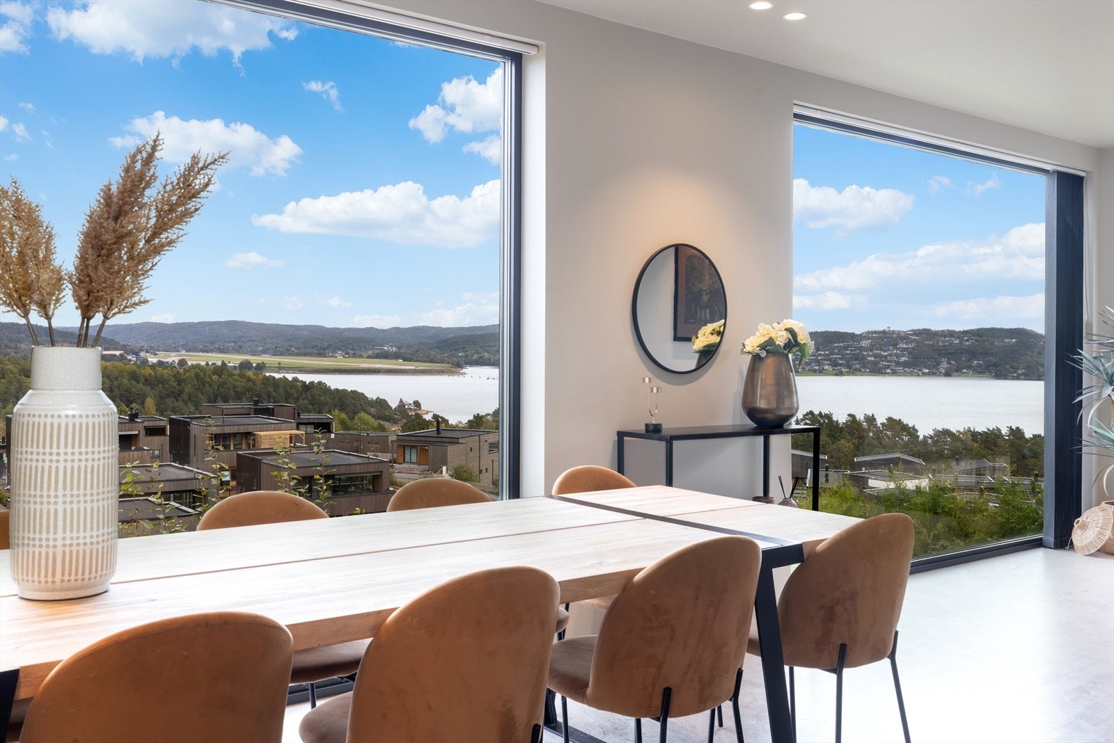 Fra stuen/ kjøkken er det en fantastisk utsikt og store vindusflater sørger for rikelig med naturlig lysinnslipp Galleribilde