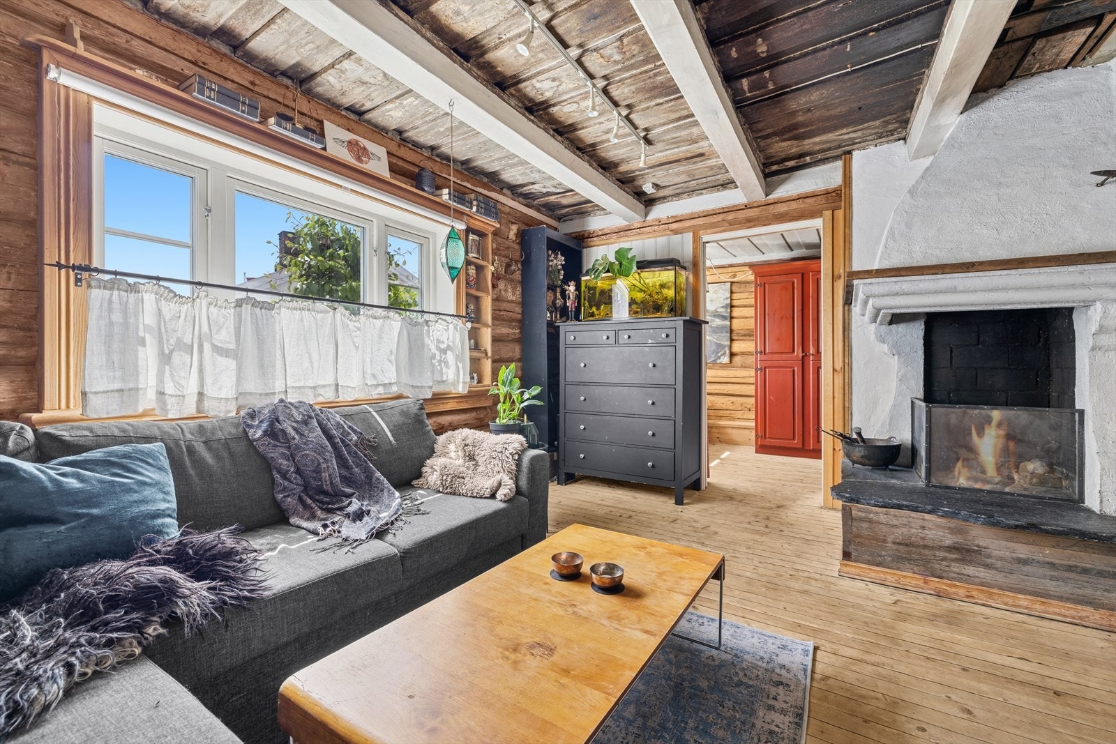 Koselig stue med plassbygd, åpen peis Galleribilde