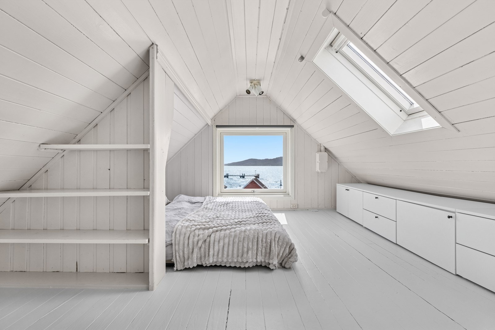 Innredning av loftet er ikke omsøkt - dette må eventuelt gjøres av kjøper Galleribilde
