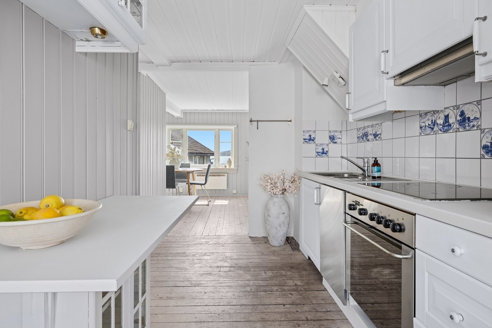 Kjøkkeninnredningen er malte, profilerte fronter Galleribilde