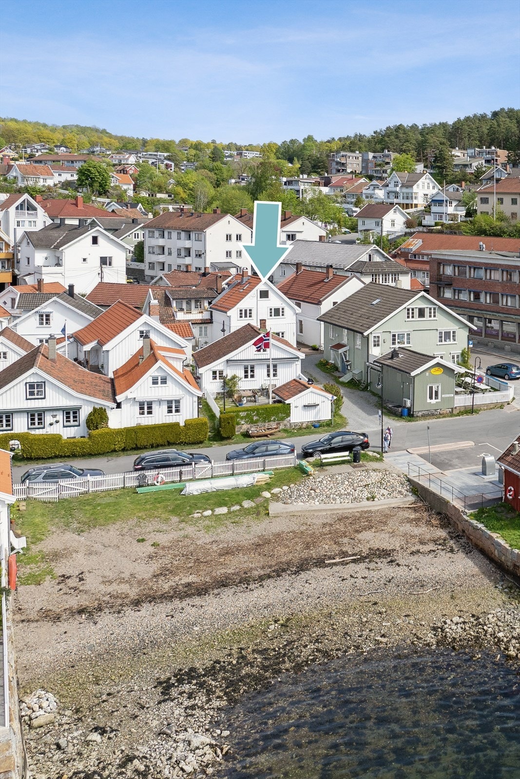 Kun et "meglersteinkast" unna ligger Hamborgstranda - hvor man kan ta morgenbadet Galleribilde