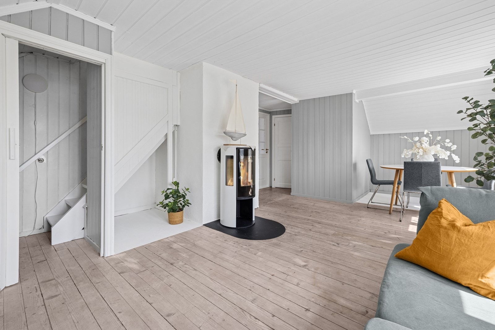 Fra gangen ved stuen er det trapp videre opp til loftet Galleribilde