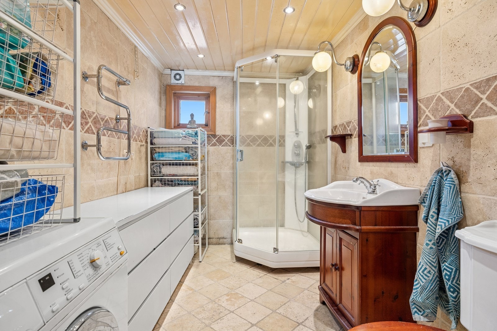 Flislagt baderom med varmekabler i gulvet og down-lights i himlingen Galleribilde